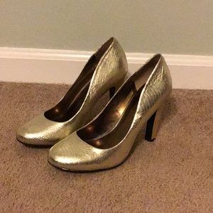 Gold pumps